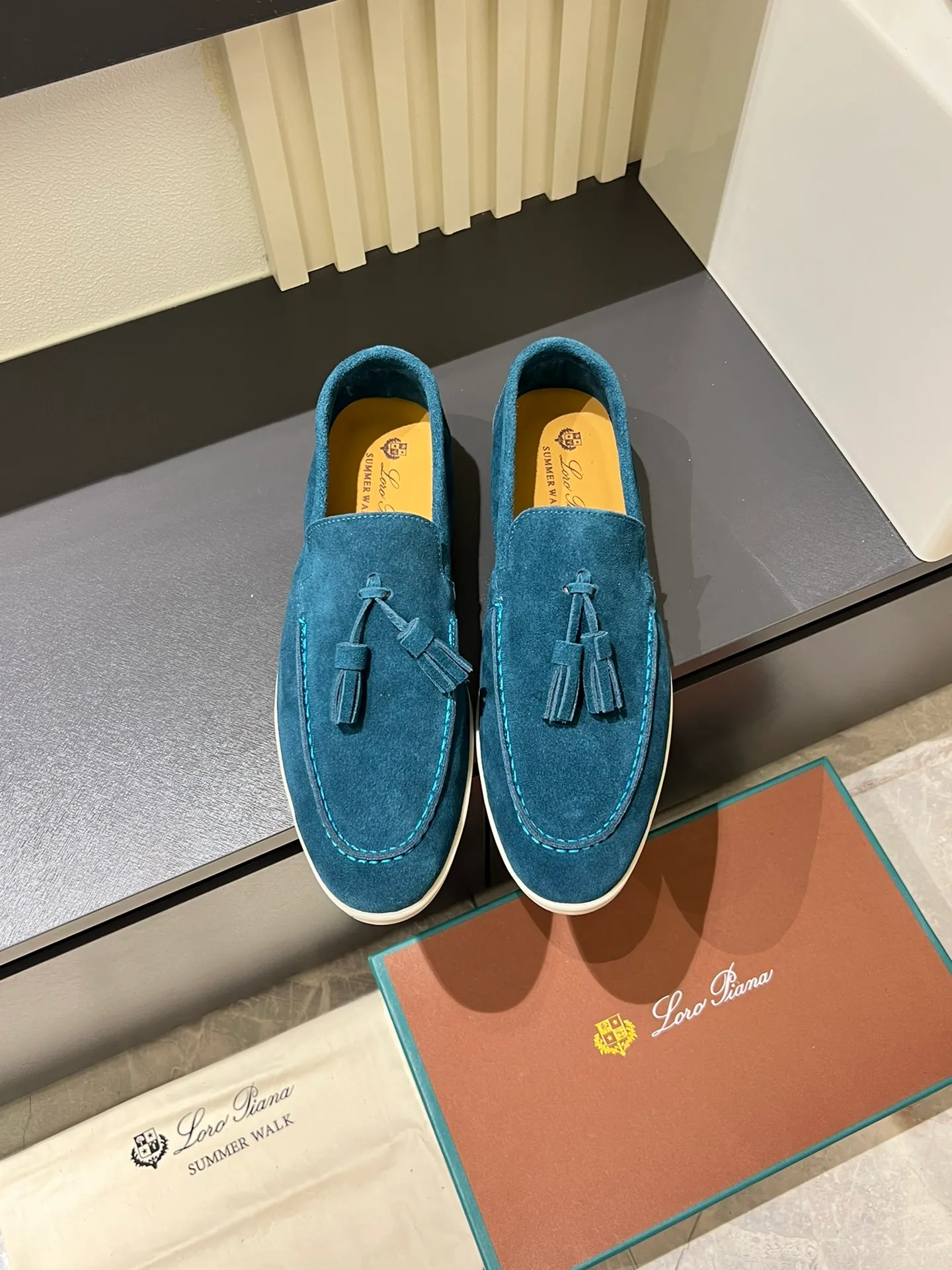 Men's shoes 💰p360 "Loro men's shoes 💰pian'*" Classic L men's shoes for couples 💰p Top version British flat loafers, a must-have item in old money style, the minimalist design is eye-catching and durable, a plus point for dressing The soft foot feel and texture are outstanding. They don’t scratch your feet and are very nice. They are matched with soft and waxy soles. They can be worn daily for a long time without getting tired. They are easy to wear, versatile and classic items, with perfect foot feel and texture! Imported cashmere fabric, the lining is made of imported A-grade water-dyed cow lining, the top version of the genuine leather midsole is sewn with pure handmade mark thread! Size: Female 35-40 (34. Customized) Male 38-44 (45.46. Customized)